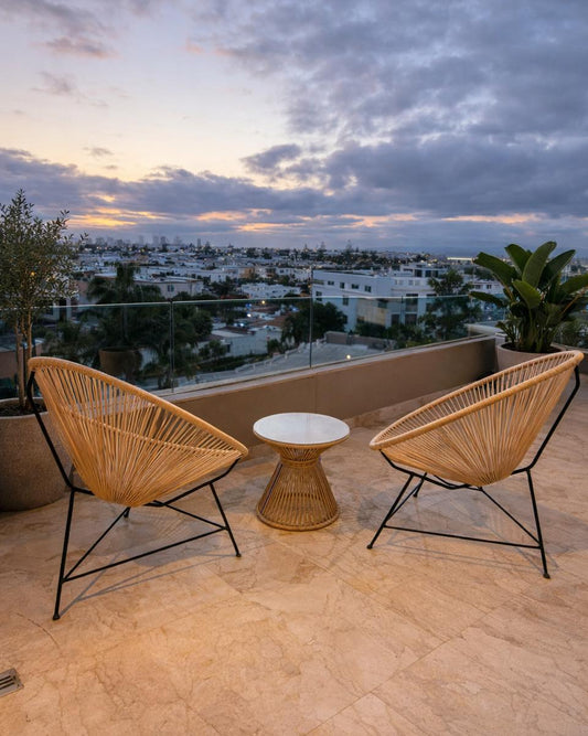 Table et Deux Chaises